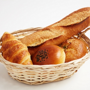 バスケットに入ったパンの写真