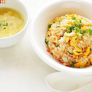 焼飯セット　焼飯とスープの写真